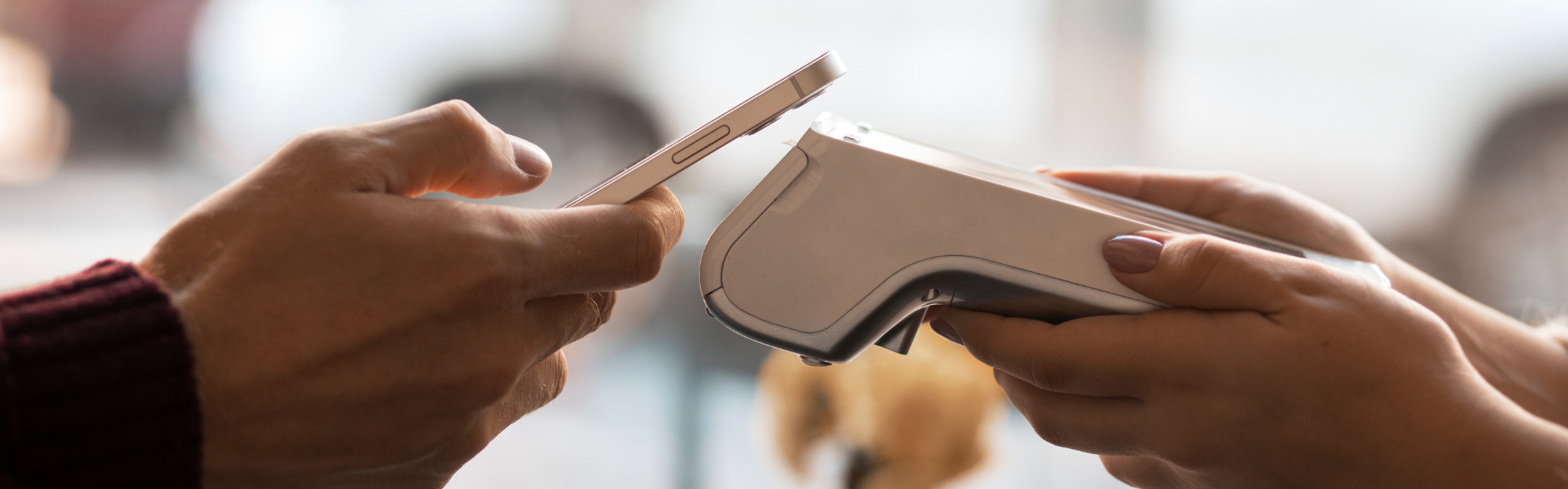 Homme qui paye avec son téléphone portable en sans contact